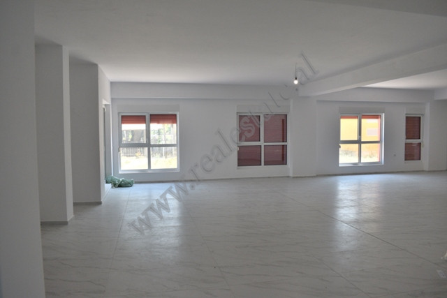 Commercial space for rent in Pasho Hysa street near Ali Demi area in Tirana.
Is located on the grou